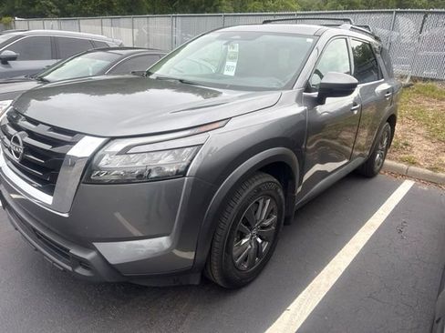 Used 2024 Nissan Pathfinder SV w/ SV Premium Package FWD image 2