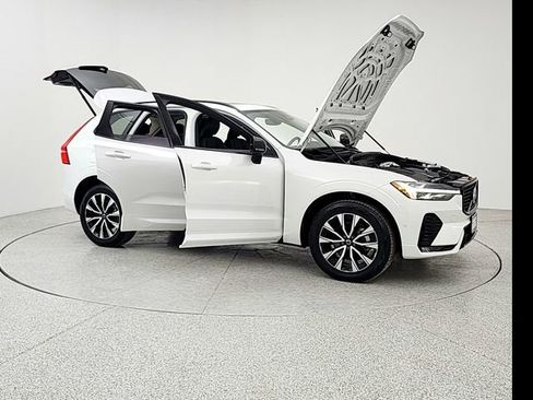 Used 2025 Volvo XC60 B5 Plus image 10