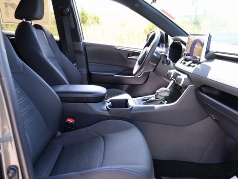 Used 2024 Toyota RAV4 SE image 9