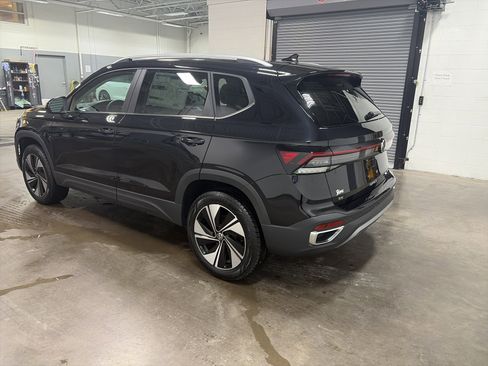New 2026 Volkswagen Taos SE image 5