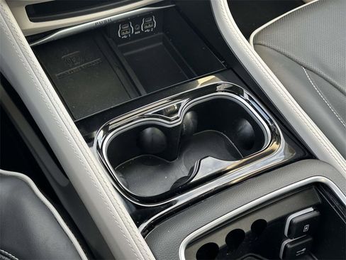 Used 2022 Chrysler Pacifica Limited image 30