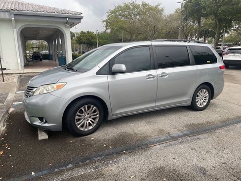 Used 2014 Toyota Sienna XLE w/ XLE Premium Package image 1