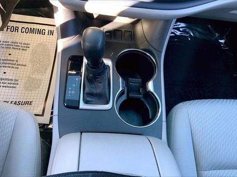 Used 2019 Toyota Highlander LE image 17