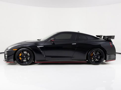 Used 2017 Nissan GT-R NISMO image 6