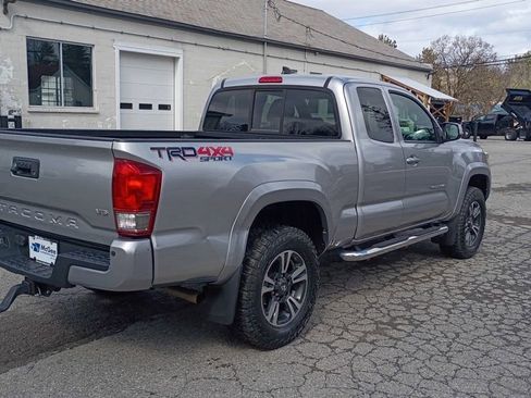 Used 2017 Toyota Tacoma TRD Sport w/ Premium & Technology Package AWD/4WD image 5