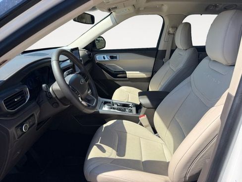 Used 2023 Ford Explorer Platinum w/ Technology Package AWD/4WD image 9