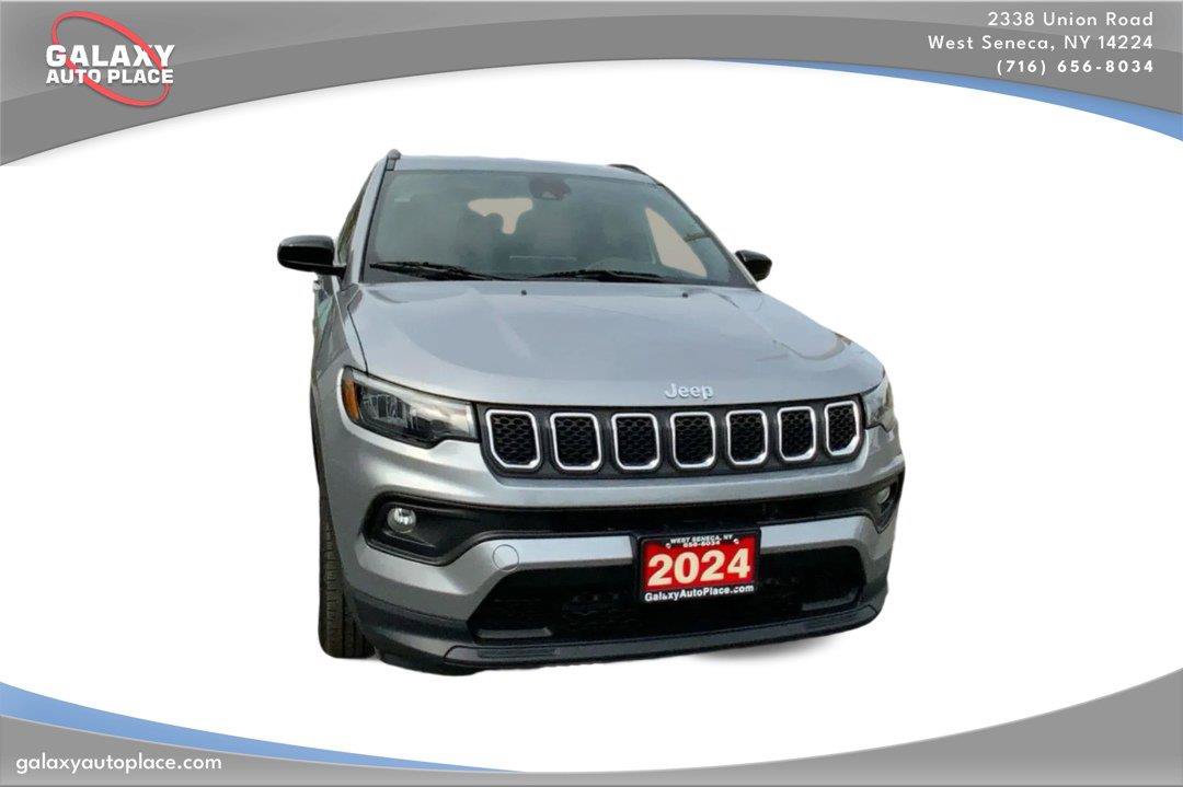 Used 2024 Jeep Compass Latitude AWD/4WD image 3