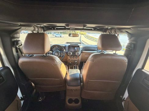 Used 2016 Jeep Wrangler Unlimited Sahara w/ Connectivity Group image 41