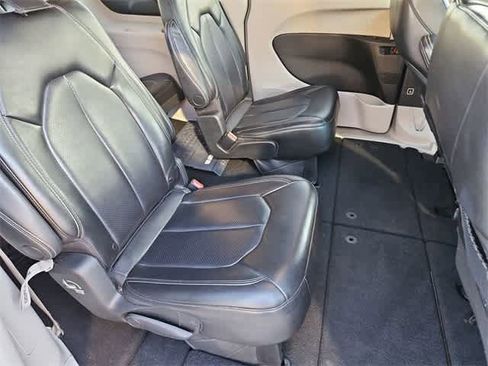Used 2023 Chrysler Pacifica Touring-L image 21