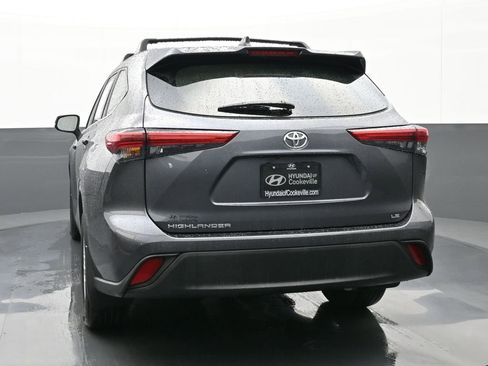Used 2023 Toyota Highlander LE FWD image 4