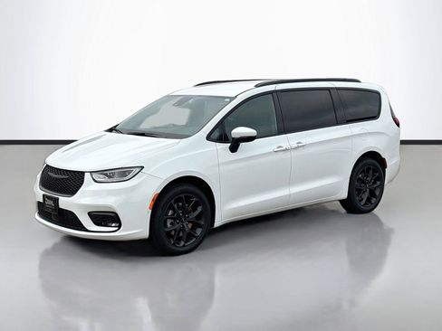 Certified 2023 Chrysler Pacifica Touring-L w/ S Appearance Package AWD/4WD image 4