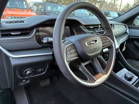 New 2025 Jeep Grand Cherokee 4WD image 9