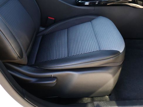 Used 2025 Chevrolet Trax LT w/ LT Convenience Package image 16