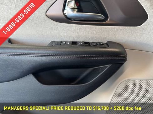 Used 2019 Chrysler Pacifica Touring-L FWD image 27
