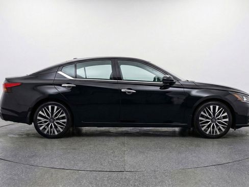 Used 2025 Nissan Altima 2.5 SV FWD image 11