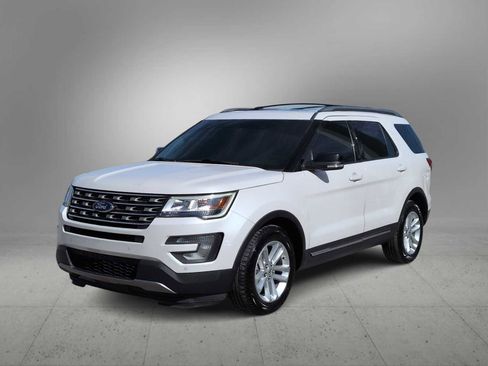 Used 2016 Ford Explorer XLT w/ Equipment Group 202A image 4