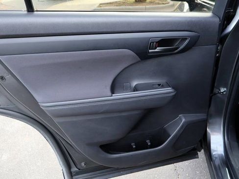 Used 2024 Toyota Highlander LE image 23