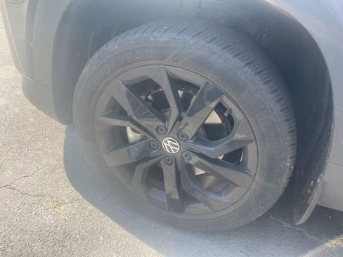 Used 2022 Volkswagen Taos SE w/ Panoramic Sunroof Package image 8