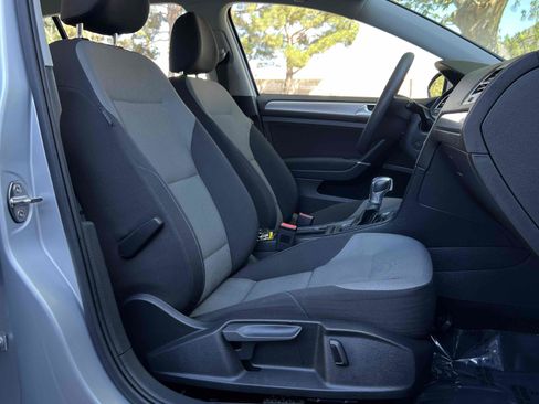 Used 2016 Volkswagen e-Golf SE w/ DC Fast Charging Package image 28