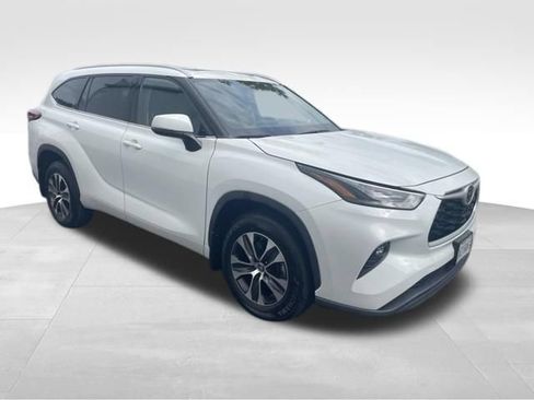 Used 2022 Toyota Highlander XLE AWD/4WD image 3