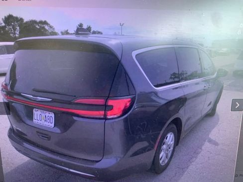 Used 2023 Chrysler Pacifica Touring-L FWD image 3