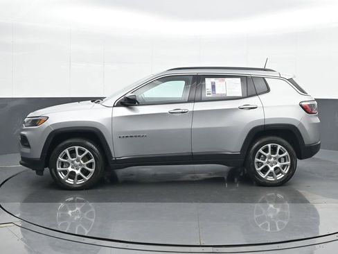 Used 2022 Jeep Compass Latitude image 3