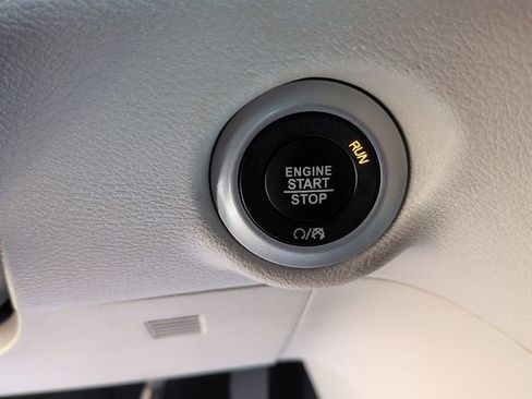 Used 2024 Chrysler Pacifica Touring-L image 21