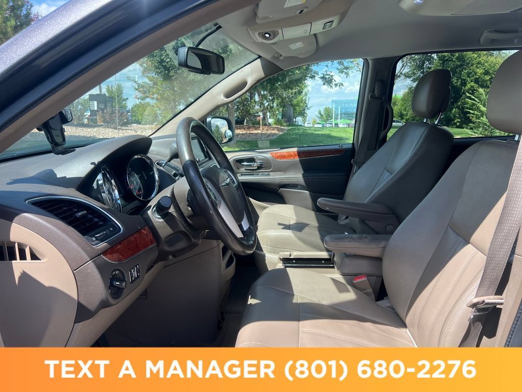 Used 2016 Chrysler Town & Country Touring FWD image 11