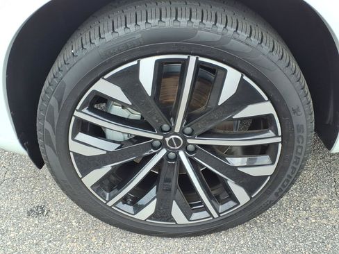 Used 2025 Volvo XC90 B5 Ultra AWD/4WD image 11