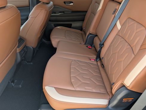 New 2026 Nissan Pathfinder Platinum image 17