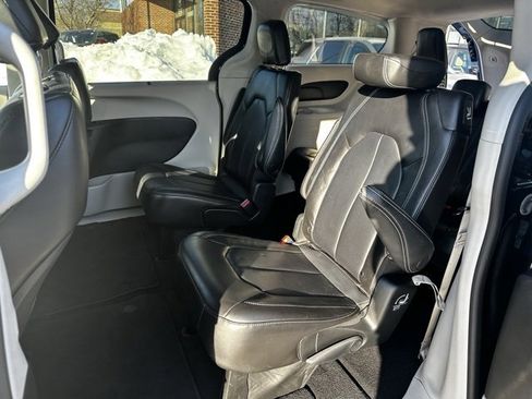 Used 2023 Chrysler Pacifica Touring-L image 18