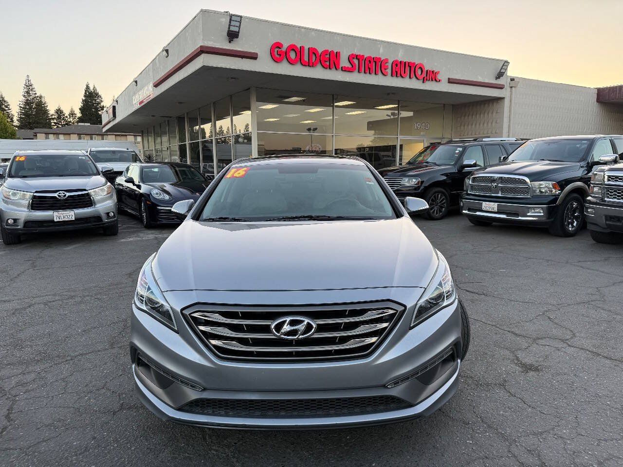 Used 2016 Hyundai Sonata Sport w/ Option Group 1V FWD image 2