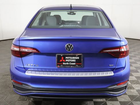 Used 2024 Volkswagen Jetta SE w/ Panoramic Sunroof Package image 11