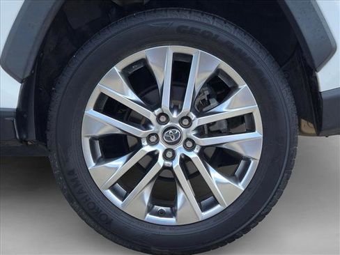 Used 2020 Toyota RAV4 XLE Premium FWD image 22