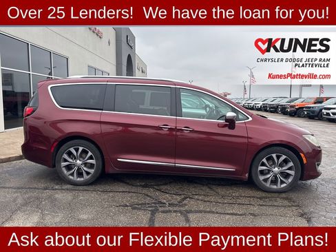 Used 2017 Chrysler Pacifica Limited w/ UConnect Theater Package FWD image 10