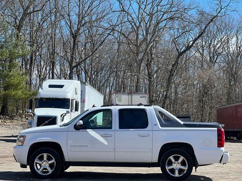 Used 2011 Chevrolet Avalanche LT image 3