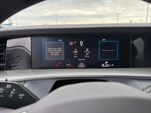 Used 2025 Volkswagen Tiguan SE R-Line image 12