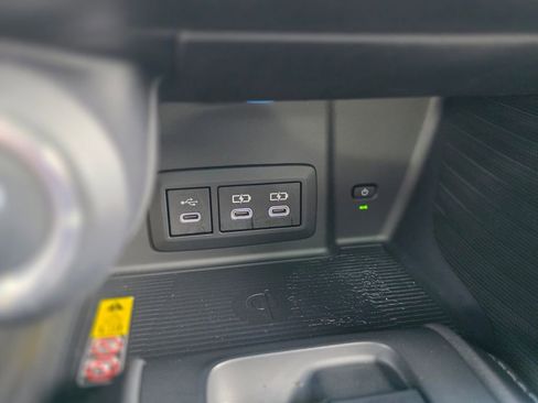 Used 2024 Toyota Venza Limited image 32