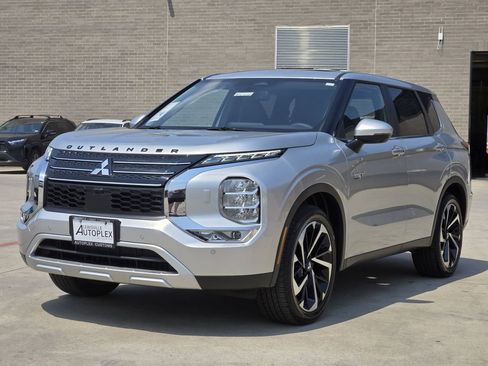 New 2025 Mitsubishi Outlander SE image 2