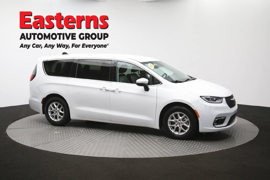 Used 2023 Chrysler Pacifica Touring-L FWD image 51