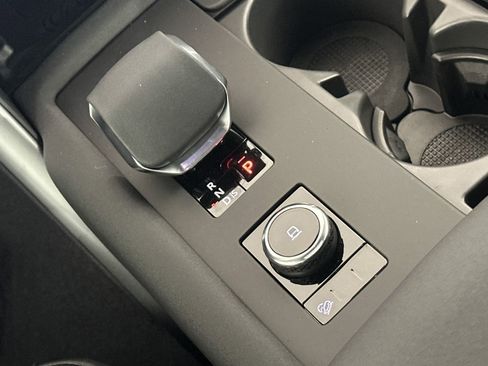 Certified 2025 Land Rover Discovery Dynamic SE image 23