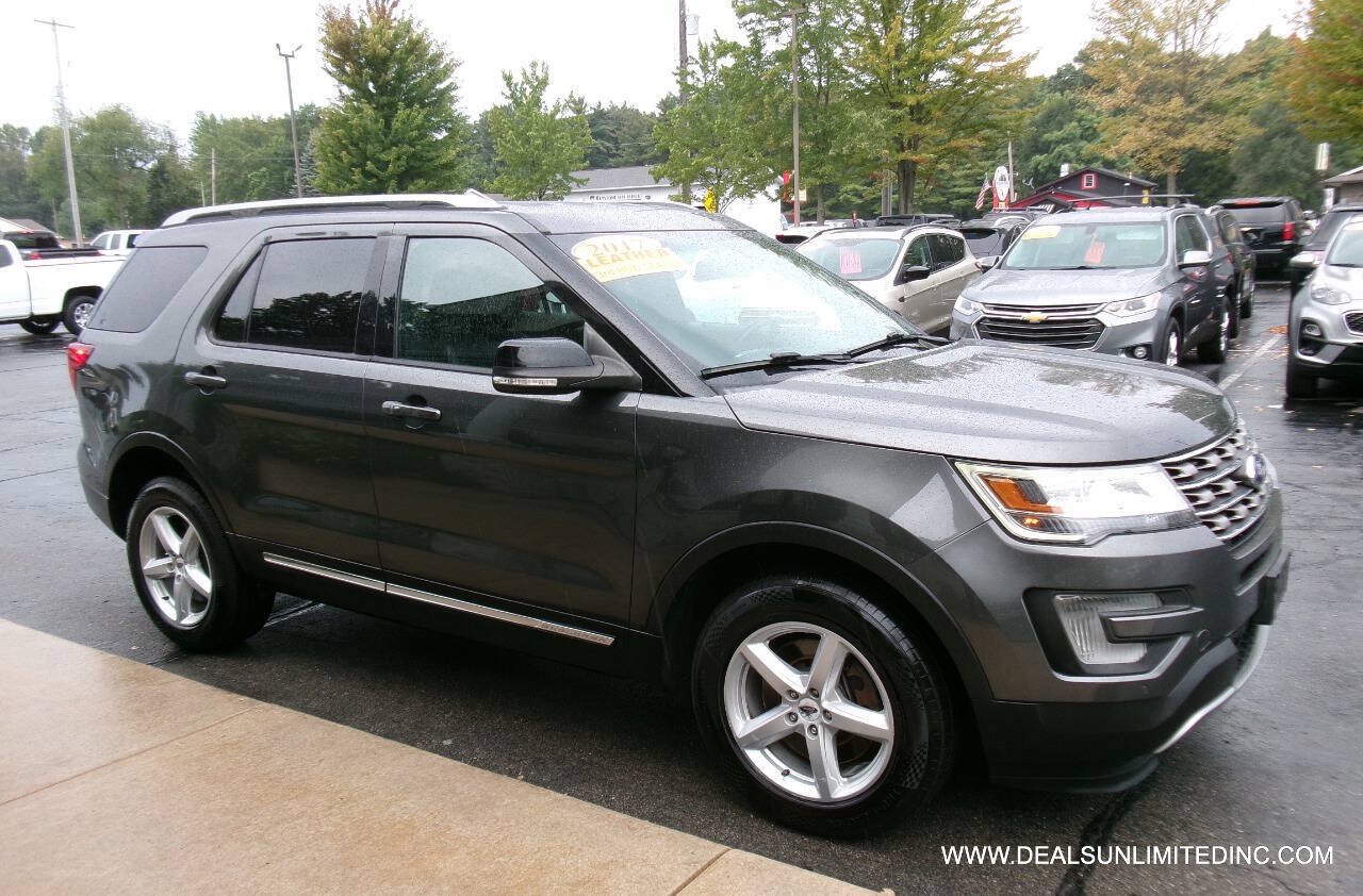 Used 2017 Ford Explorer XLT w/ Equipment Group 202A AWD/4WD image 2
