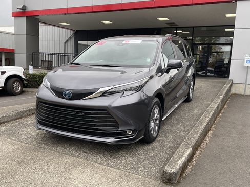 Certified 2025 Toyota Sienna XLE FWD image 3