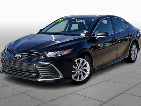 Used 2021 Toyota Camry LE image 3