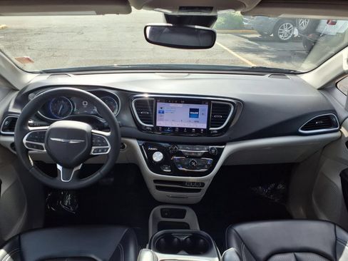 Used 2023 Chrysler Pacifica Touring-L FWD image 3