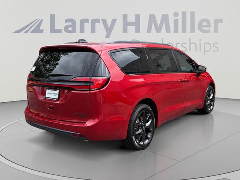 New 2026 Chrysler Pacifica Limited w/ S Appearance Package AWD/4WD image 5
