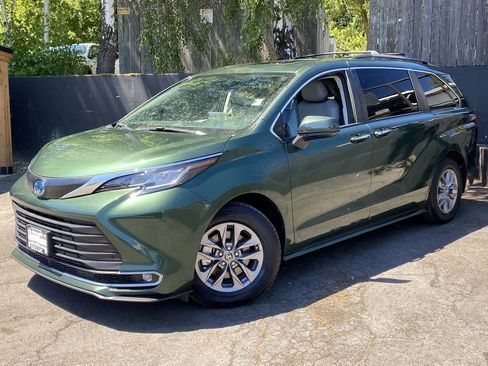 Used 2022 Toyota Sienna XLE w/ XLE Plus Package FWD image 1
