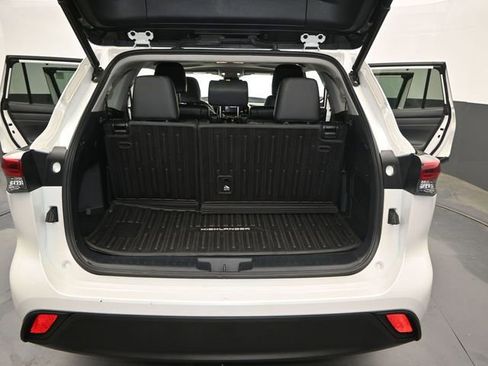 Used 2022 Toyota Highlander XLE image 11