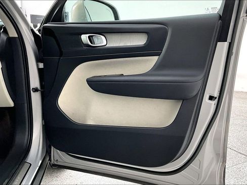 Certified 2023 Volvo XC40 B5 Plus image 26