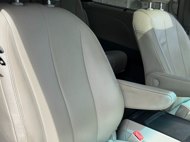 Used 2014 Toyota Sienna XLE w/ XLE Premium Package FWD image 33
